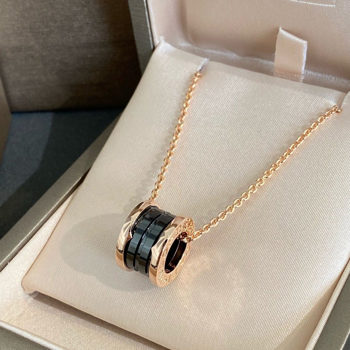 [⭐Mova]ZERO 1 BLACK CERAMIC PINK GOLD NECKLACE