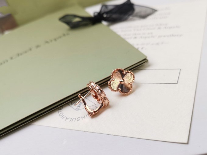 [⭐Mova]CLOVER MEDIUM STUD EARRINGS
