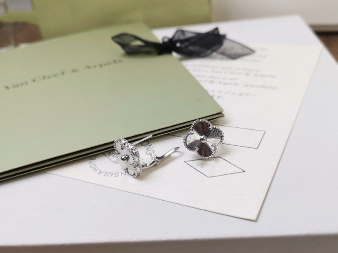 [⭐Mova]CLOVER MEDIUM STUD EARRINGS