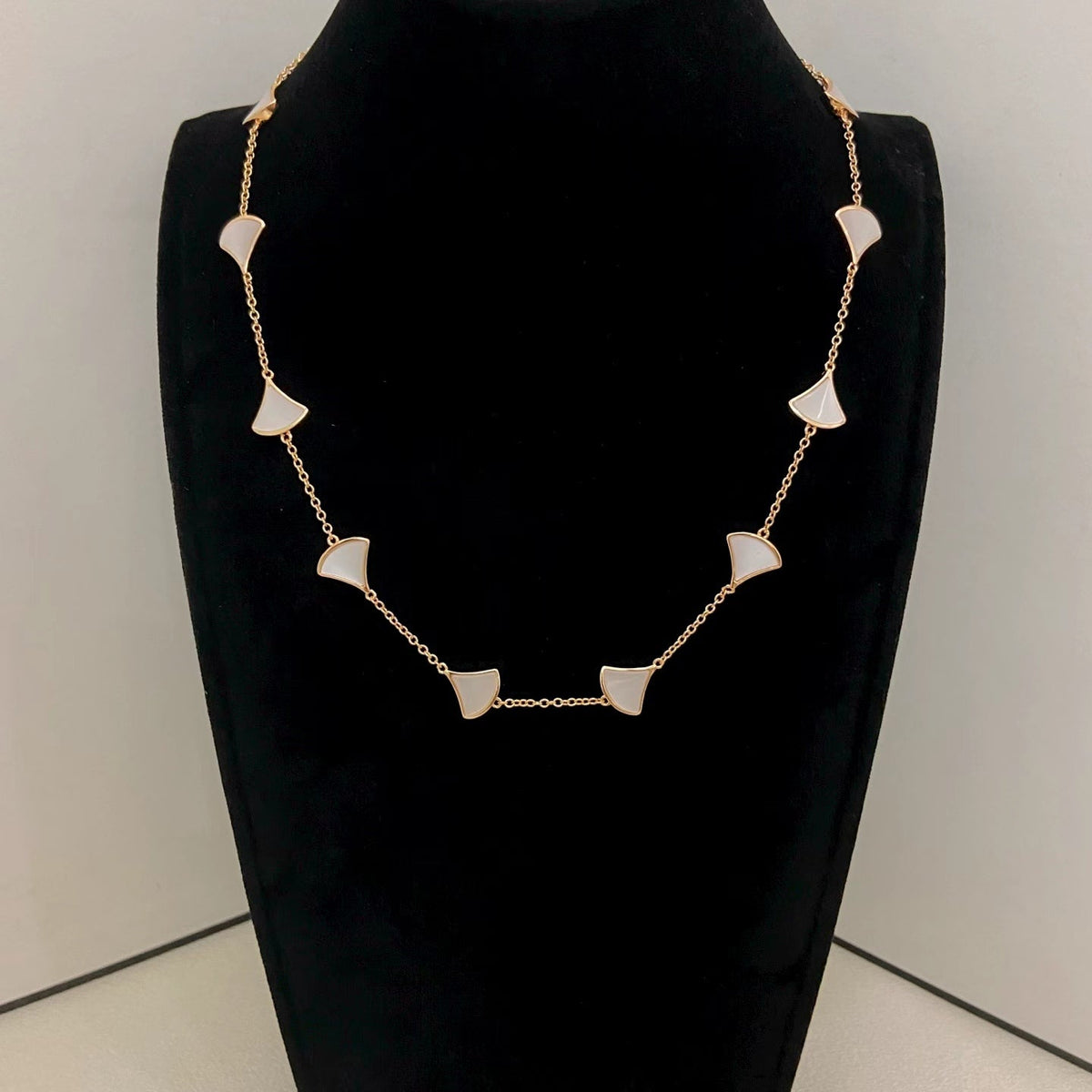 [⭐Mova]NEW ARRIVAL: TEN-FLOWER DRESS AND GOLD NECKLACE