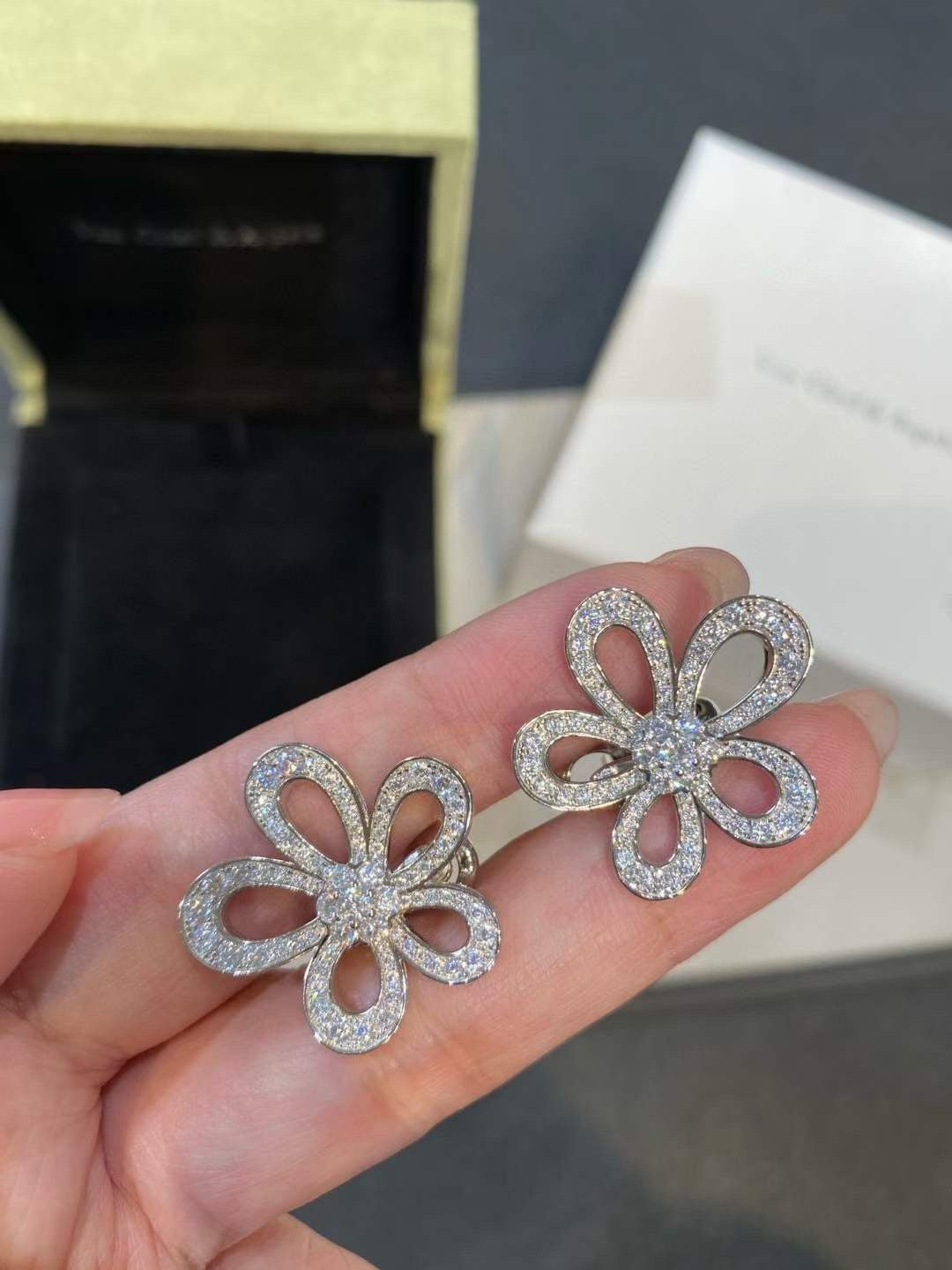 [⭐Mova]FLOWERLACE EARRINGS FULL DIAMONDS