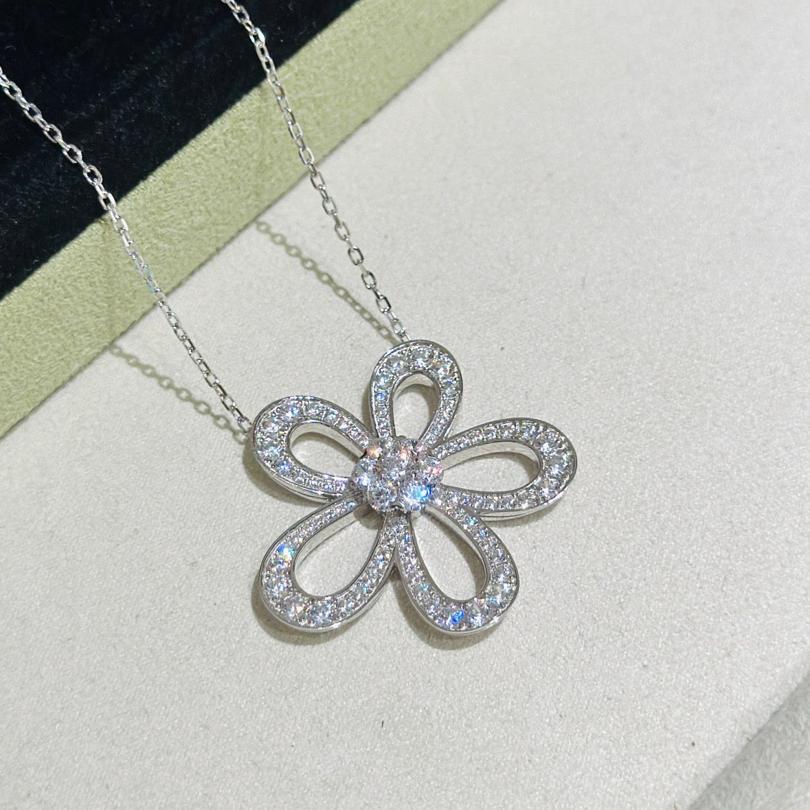 [⭐Mova]FLOWERLACE NECKLACE FULL DIAMONDS