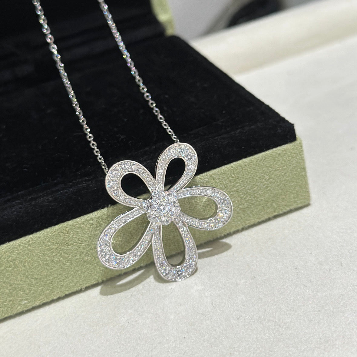[⭐Mova]FLOWERLACE NECKLACE FULL DIAMONDS