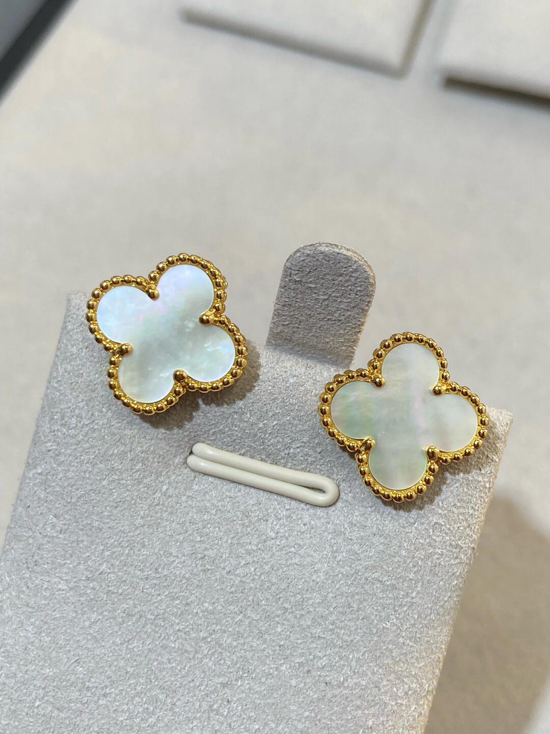 [⭐Mova] CLOVER LARGE (20mm) 1 MOTIFS WHITE MOP STUD EARRINGS