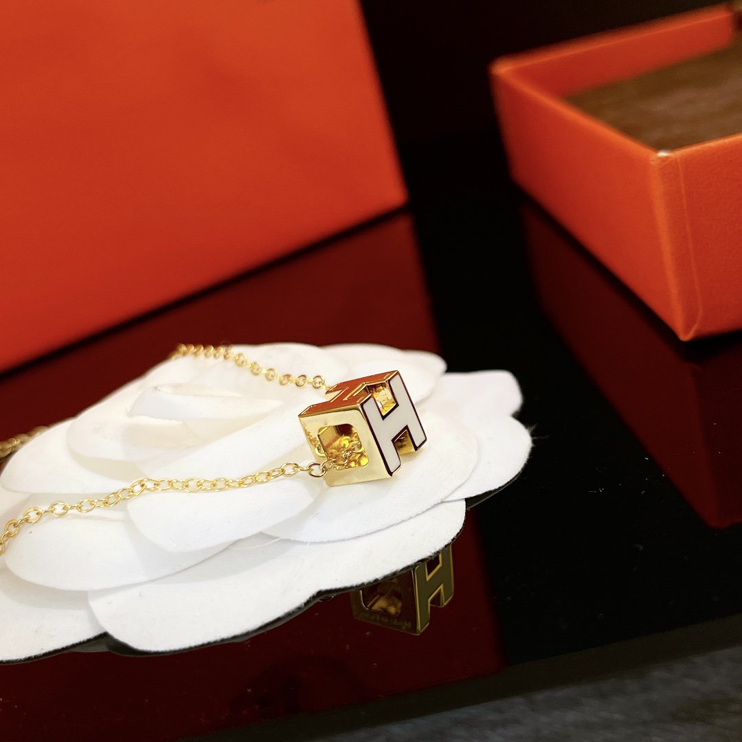 [⭐Mova]H WHITE SQUARE GOLD NECKLACE