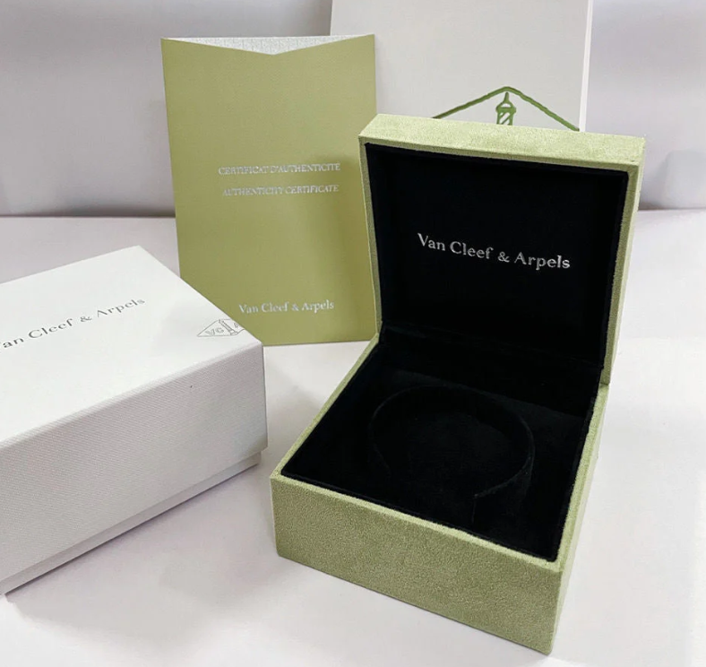 [⭐Mova]CLOVER 15MM LASER NECKLACE AND BOX