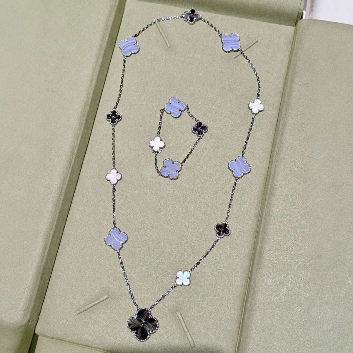 [⭐Mova]DETACHABLE CLOVER 15(11+4) FLOWER SILVER NECKLACE SET